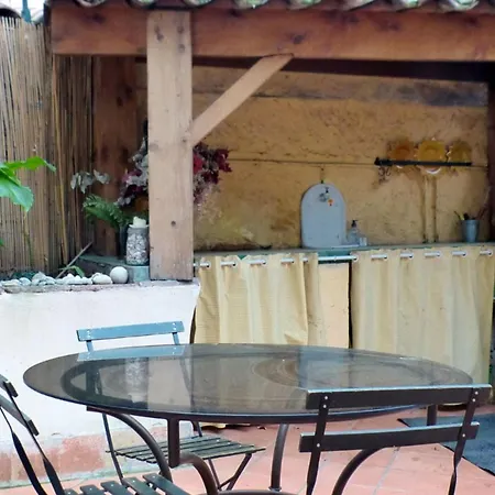 Vakantiehuis Spacious House With Garden In *
