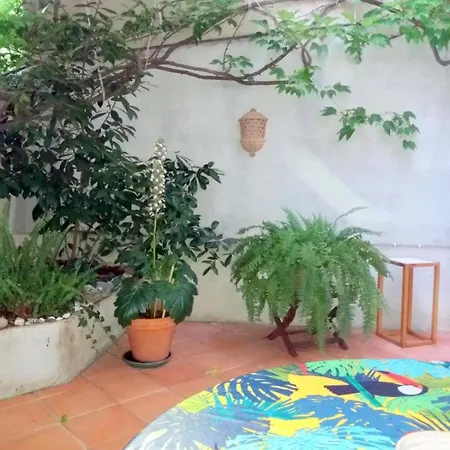 Дом отдыха Spacious House With Garden In