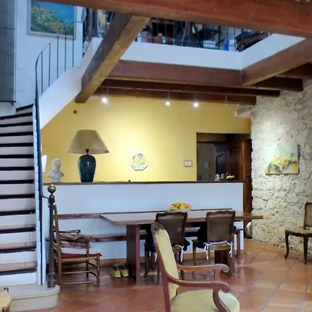 Hébergement de vacances Spacious House With Garden In