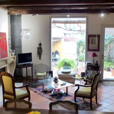 Дом отдыха Spacious House With Garden In